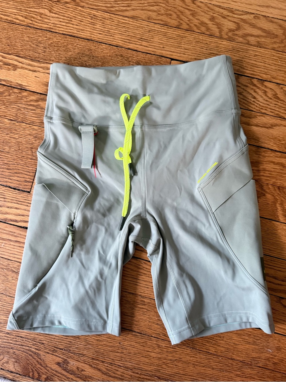 Lululemon Cargo Super-High-Rise (SHR) Hiking Short - Size 6